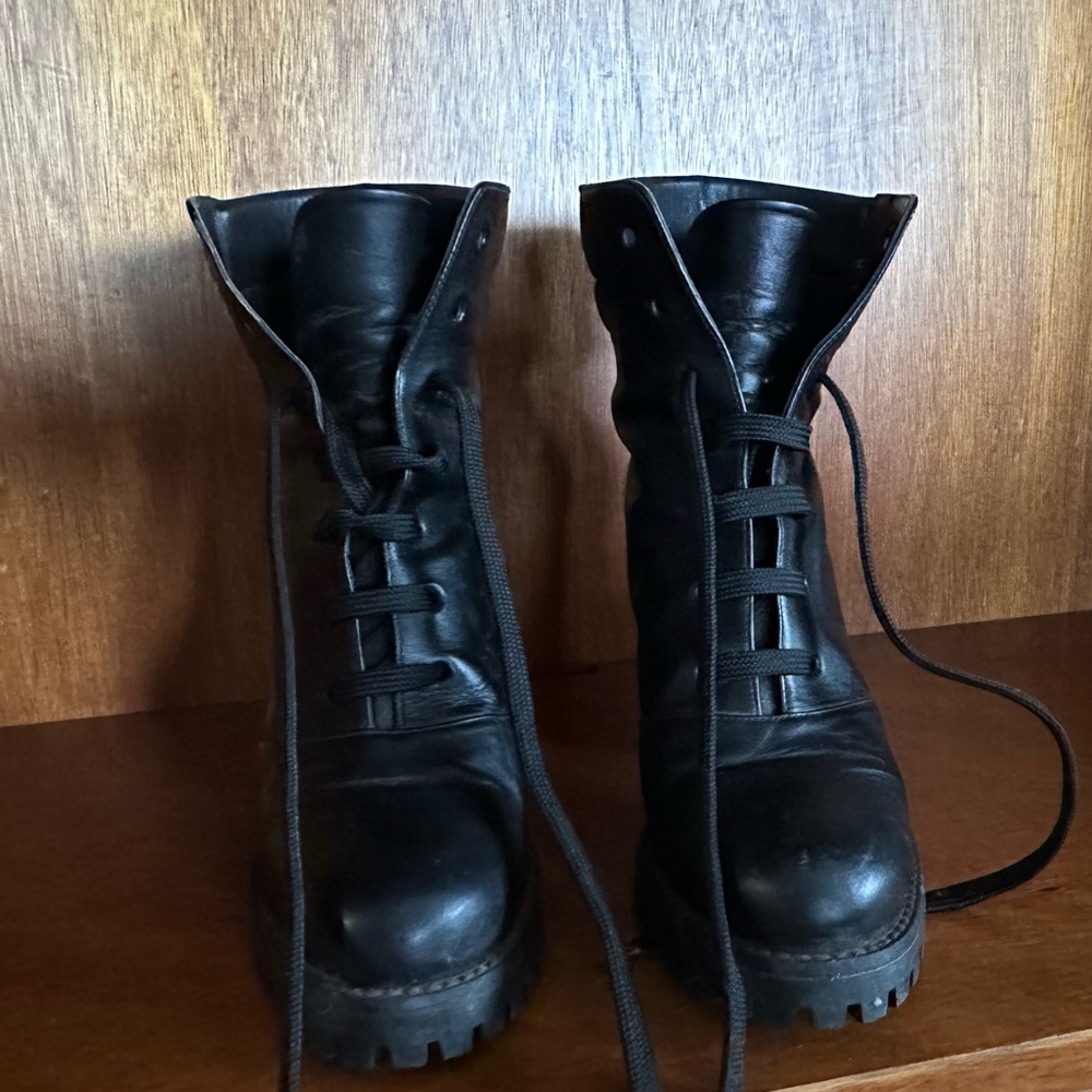 Authentic Used Stuart Weitzman size 6